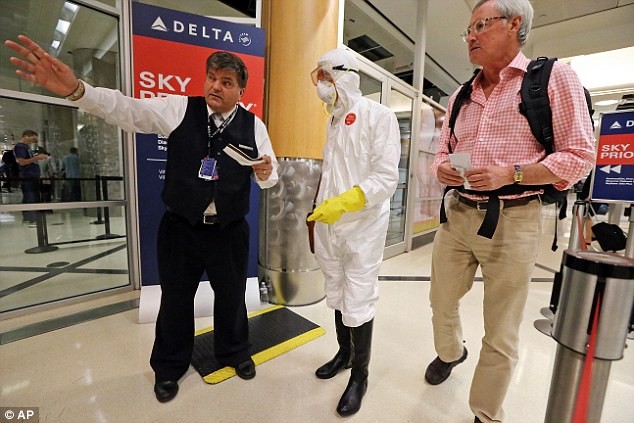 Mỹ lần đầu kiểm tra thân nhiệt tại sân bay ngăn dịch Ebola ảnh 1