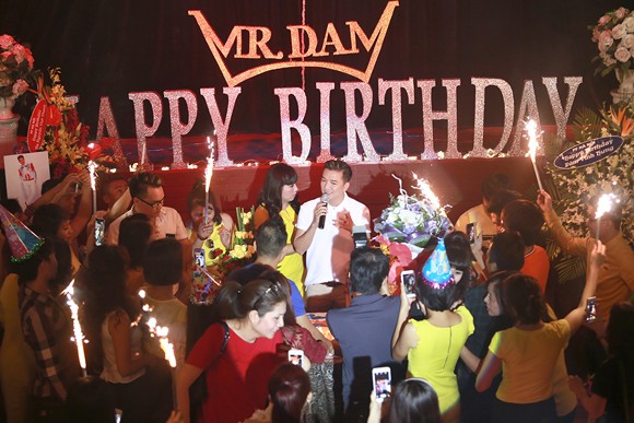 Đàm Vĩnh Hưng rơi nước mắt khi được Fan tổ chức tiệc mừng sinh nhật muộn ảnh 2