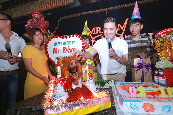 Đàm Vĩnh Hưng rơi nước mắt khi được Fan tổ chức tiệc mừng sinh nhật muộn ảnh 10