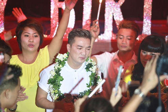 Đàm Vĩnh Hưng rơi nước mắt khi được Fan tổ chức tiệc mừng sinh nhật muộn ảnh 6