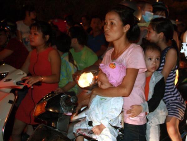 Hà Nội: Chật cứng những ngả đường xem bắn pháo hoa ảnh 8