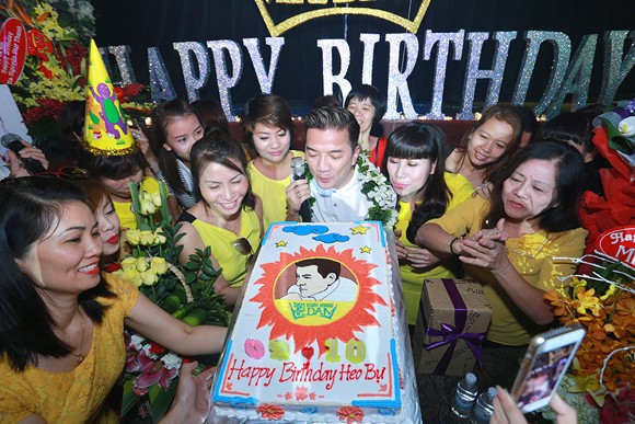 Đàm Vĩnh Hưng rơi nước mắt khi được Fan tổ chức tiệc mừng sinh nhật muộn ảnh 12
