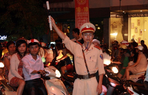 Hà Nội: Chật cứng những ngả đường xem bắn pháo hoa ảnh 9