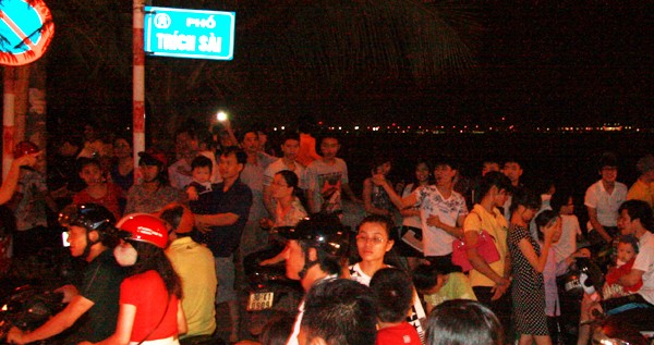 Hà Nội: Chật cứng những ngả đường xem bắn pháo hoa ảnh 4