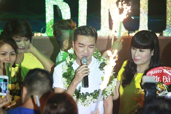 Đàm Vĩnh Hưng rơi nước mắt khi được Fan tổ chức tiệc mừng sinh nhật muộn ảnh 4