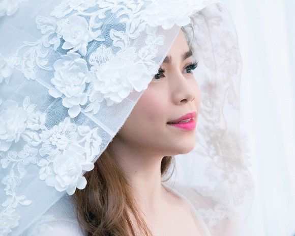 Hồ Ngọc Hà diện váy cưới, biểu diễn cực sung tại Hà Nội ảnh 2