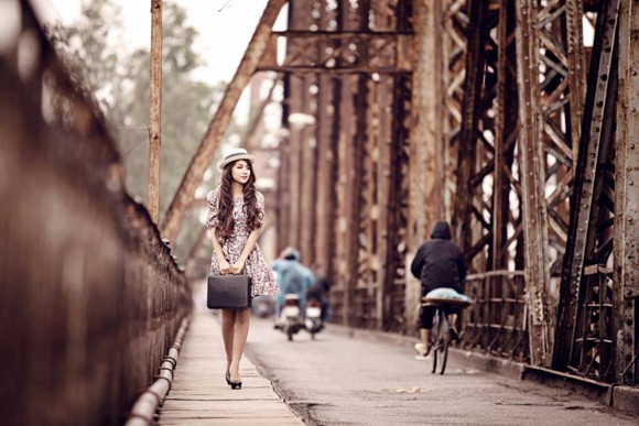 Mẫu ảnh Nga Tây hoài niệm Hà Nội trên cây cầu trăm tuổi ảnh 2