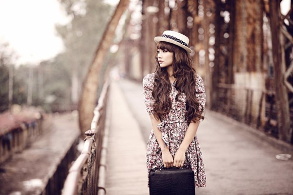Mẫu ảnh Nga Tây hoài niệm Hà Nội trên cây cầu trăm tuổi ảnh 4