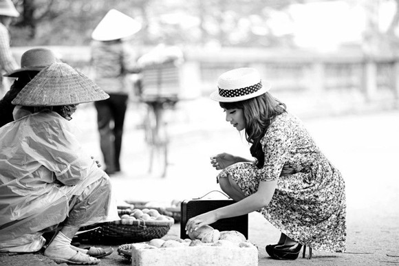 Mẫu ảnh Nga Tây hoài niệm Hà Nội trên cây cầu trăm tuổi ảnh 10