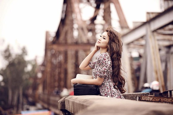 Mẫu ảnh Nga Tây hoài niệm Hà Nội trên cây cầu trăm tuổi ảnh 5