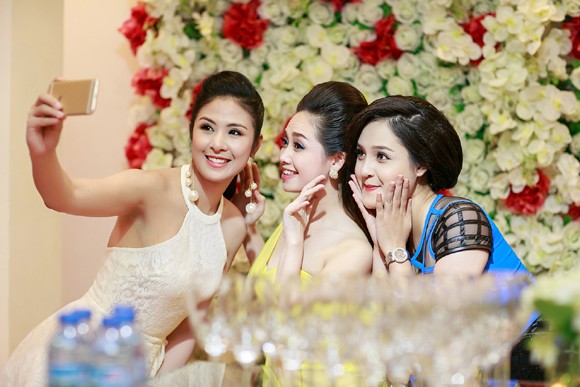 Hoa hậu Ngọc Hân cùng dàn mỹ nhân hội ngộ chúc mừng NTK Hà Duy ảnh 5
