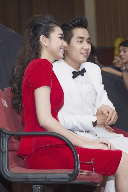 Miss Ngôi sao Bích Khanh “chăm chút” cho MC Nguyên Khang trước khi lên sóng “X-Factor” ảnh 2