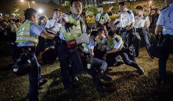 Cảnh sát Hong Kong xịt hơi cay, bắt giữ 45 người biểu tình ảnh 1