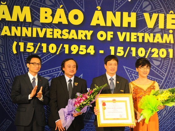 Báo ảnh Việt Nam đón nhận Huân chương Lao động hạng Ba ảnh 1