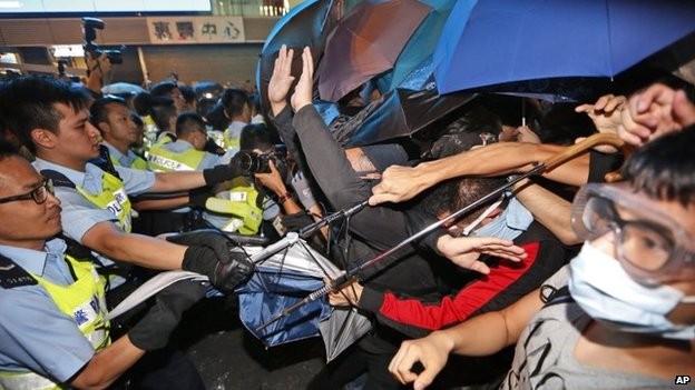 Hồng Kông: Người biểu tình “tấn công” cảnh sát, tái chiếm Mong Kok ảnh 1