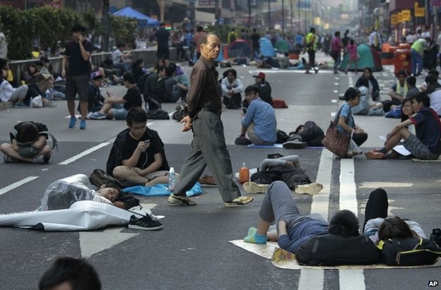 Hồng Kông: Người biểu tình “tấn công” cảnh sát, tái chiếm Mong Kok ảnh 3