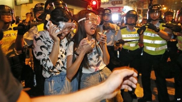 Hồng Kông: Người biểu tình “tấn công” cảnh sát, tái chiếm Mong Kok ảnh 4