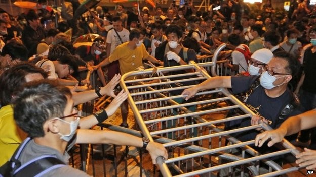 Hồng Kông: Người biểu tình “tấn công” cảnh sát, tái chiếm Mong Kok ảnh 2