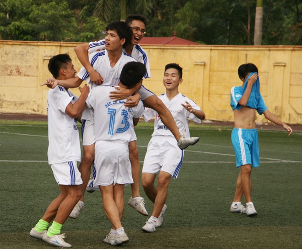 Giải bóng đá HS THPT Hà Nội năm 2014: Quyết liệt giành tấm vé bán kết ảnh 4