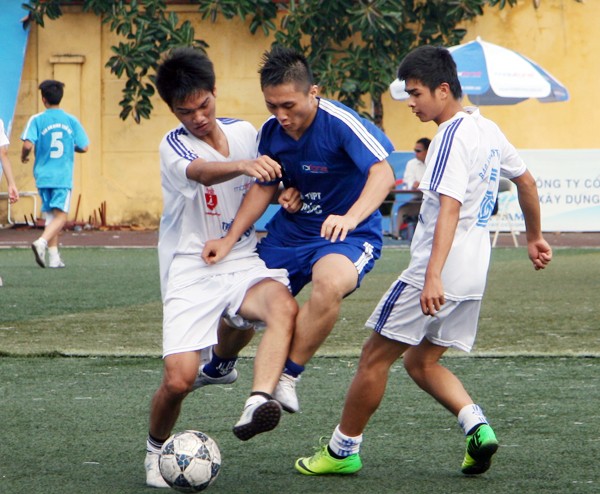 Giải bóng đá HS THPT Hà Nội năm 2014: Quyết liệt giành tấm vé bán kết ảnh 2
