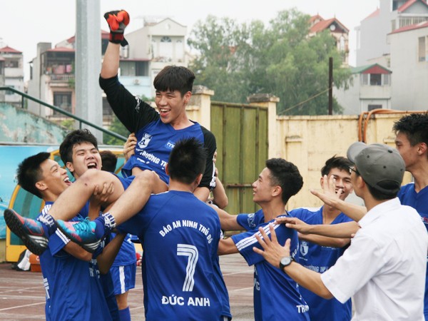 Giải bóng đá HS THPT Hà Nội năm 2014: Quyết liệt giành tấm vé bán kết ảnh 3