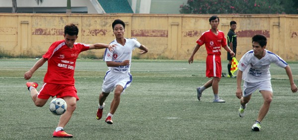 Giải bóng đá HS THPT Hà Nội năm 2014: Quyết liệt giành tấm vé bán kết ảnh 5
