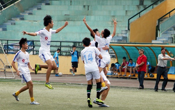 Giải bóng đá HS THPT Hà Nội năm 2014: Quyết liệt giành tấm vé bán kết ảnh 1