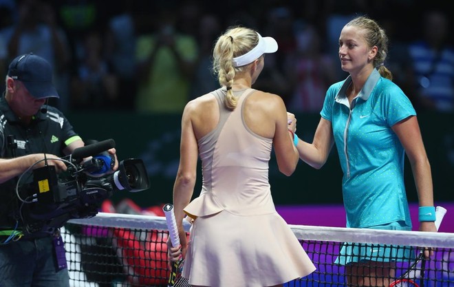 WTA Finals: Serena Williams thoát nạn, Radwanska “mắc nợ” Wozniacki ảnh 4