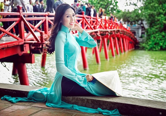 Hoa hậu biển Nguyễn Thị Loan khoe dáng thướt tha bên Hồ Gươm ảnh 2