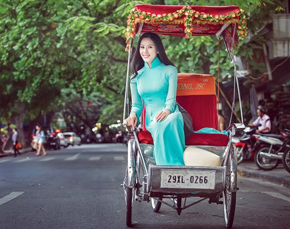 Hoa hậu biển Nguyễn Thị Loan khoe dáng thướt tha bên Hồ Gươm ảnh 1