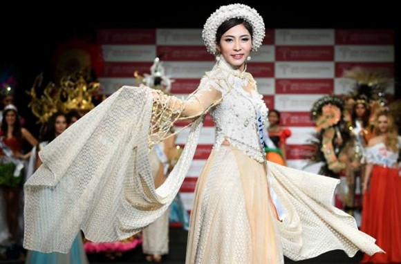 HHQT 2014: Áo dài Việt Nam lọt Top 10 trang phục truyền thống đẹp nhất ảnh 1