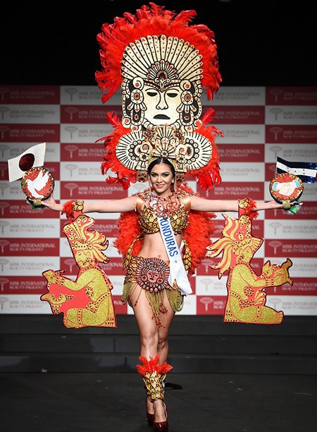 HHQT 2014: Áo dài Việt Nam lọt Top 10 trang phục truyền thống đẹp nhất ảnh 5