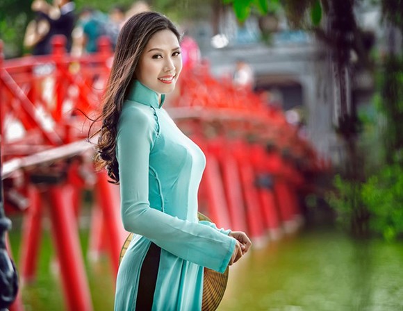 Hoa hậu biển Nguyễn Thị Loan khoe dáng thướt tha bên Hồ Gươm ảnh 7