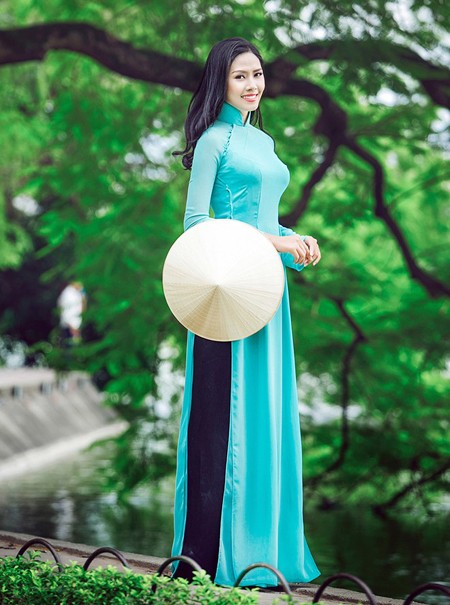 Hoa hậu biển Nguyễn Thị Loan khoe dáng thướt tha bên Hồ Gươm ảnh 4