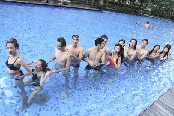 Top 14 Vietnam’s Next Top Model khoe dáng chuẩn tại hồ bơi ảnh 2