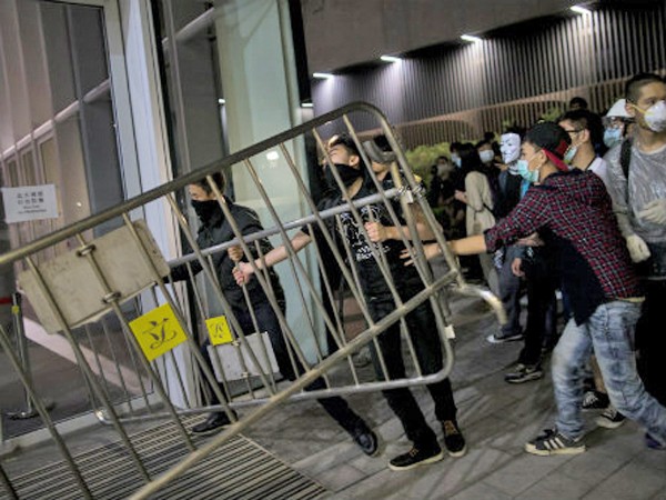 Hồng Kông: Đụng độ tái diễn, 6 người bị bắt ảnh 1