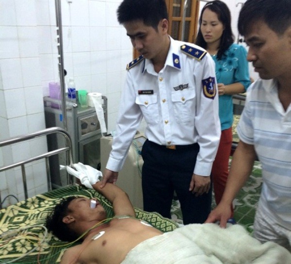Sau khi sơ cứu, lực lượng Cảnh sát biển đã đưa nạn nhân vào bệnh viện cấp cứu