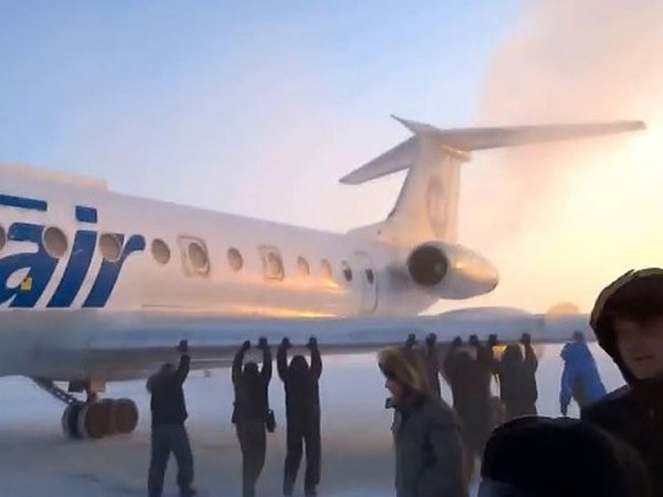 Nga: Máy bay kẹt trong băng - hành khách phải xuống đẩy ảnh 1