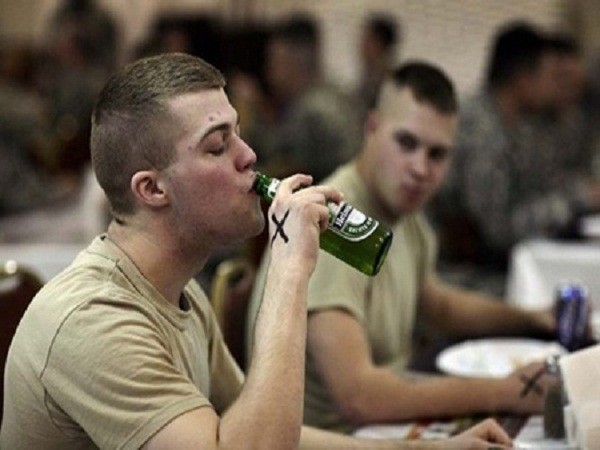 Quân đội Mỹ: Ý thức kỷ luật tốt mới được uống rượu bia ảnh 1