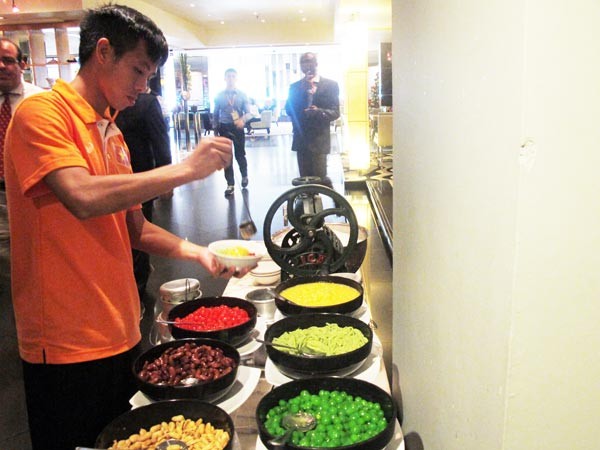 Cận cảnh bữa trưa của ĐT Việt Nam tại khách sạn hạng sạng Hilton PJ ảnh 8