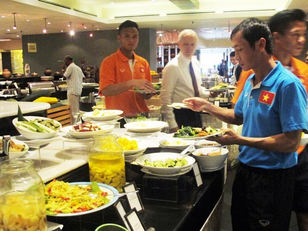 Cận cảnh bữa trưa của ĐT Việt Nam tại khách sạn hạng sạng Hilton PJ ảnh 4