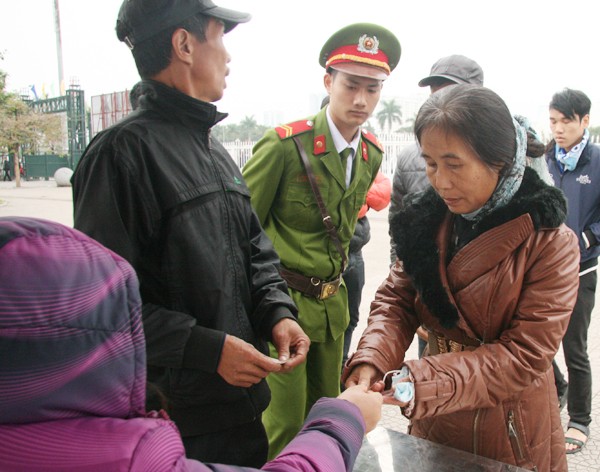 Bà cụ 65 tuổi “chen bẹp ruột” mới mua được vé xem tuyển Việt Nam ảnh 3