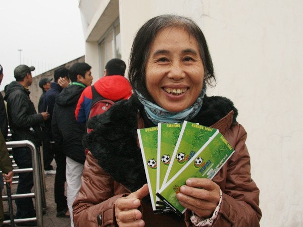 Bà cụ 65 tuổi “chen bẹp ruột” mới mua được vé xem tuyển Việt Nam ảnh 4