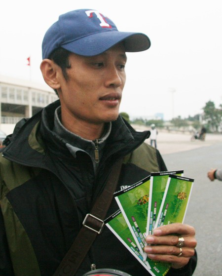 Ngàn người trắng đêm chầu chực, chen lấn mua vé xem trận Việt Nam-Malaysia ảnh 13