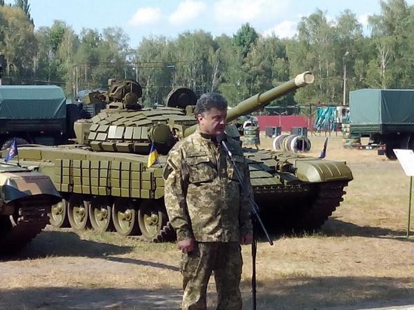Tổng thống Ukraine trao 100 thiết bị quân sự, cam kết đầu tư mạnh cho quân đội ảnh 1
