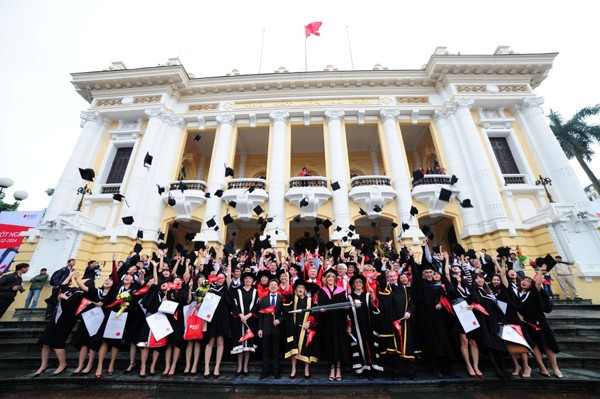 Lễ tốt nghiệp của sinh viên Đại học Rmit tại nhà hát lớn Hà Nội