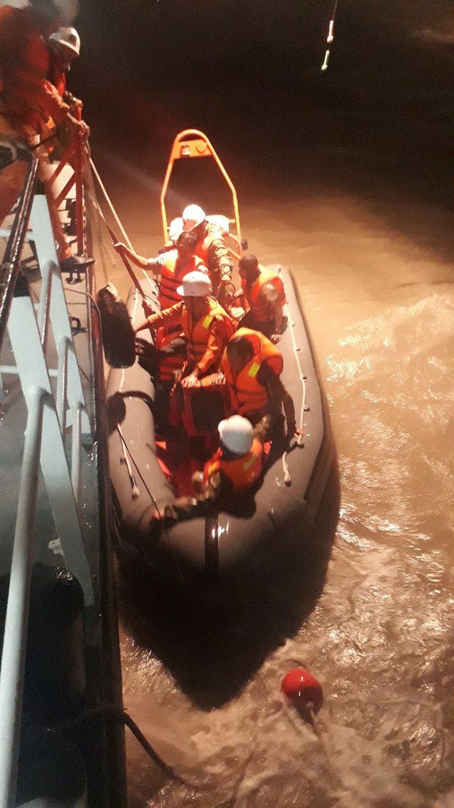 [Audio 26-11-2018] Giải cứu 5 ngư dân mắc kẹt trên chiếc tàu tránh bão ảnh 1
