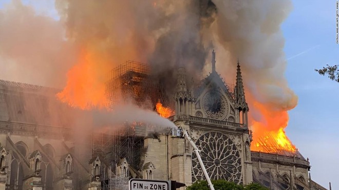 Nhà thờ Đức Bà cháy lớn vào chiều tối 15-4 tại Paris