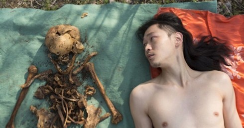 Tranh cãi về bộ ảnh nghệ sĩ Trung Quốc chụp nude cạnh hài cốt người cha quá cố ảnh 1