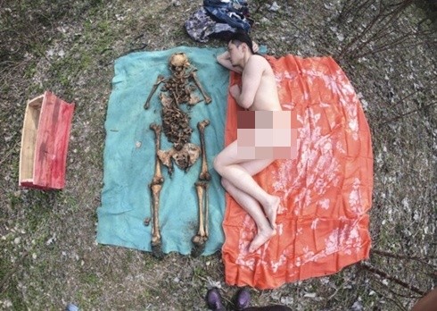 Tranh cãi về bộ ảnh nghệ sĩ Trung Quốc chụp nude cạnh hài cốt người cha quá cố ảnh 6